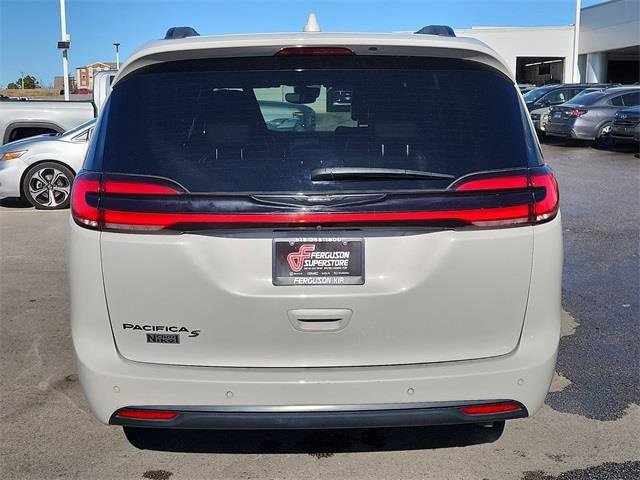 Used 2021 Chrysler Pacifica Touring-L w/ S Appearance Package image 2