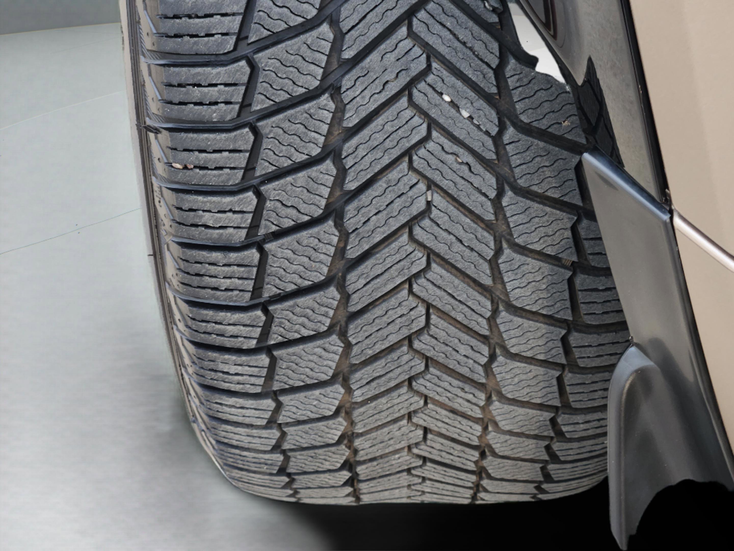 Used 2025 Land Rover Defender 110 image 33