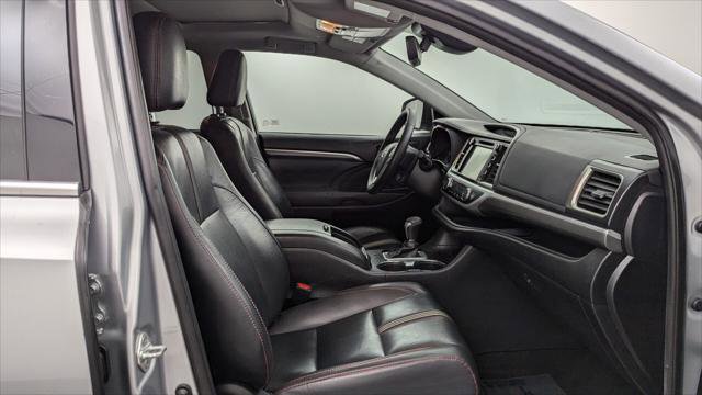 Used 2019 Toyota Highlander SE image 18