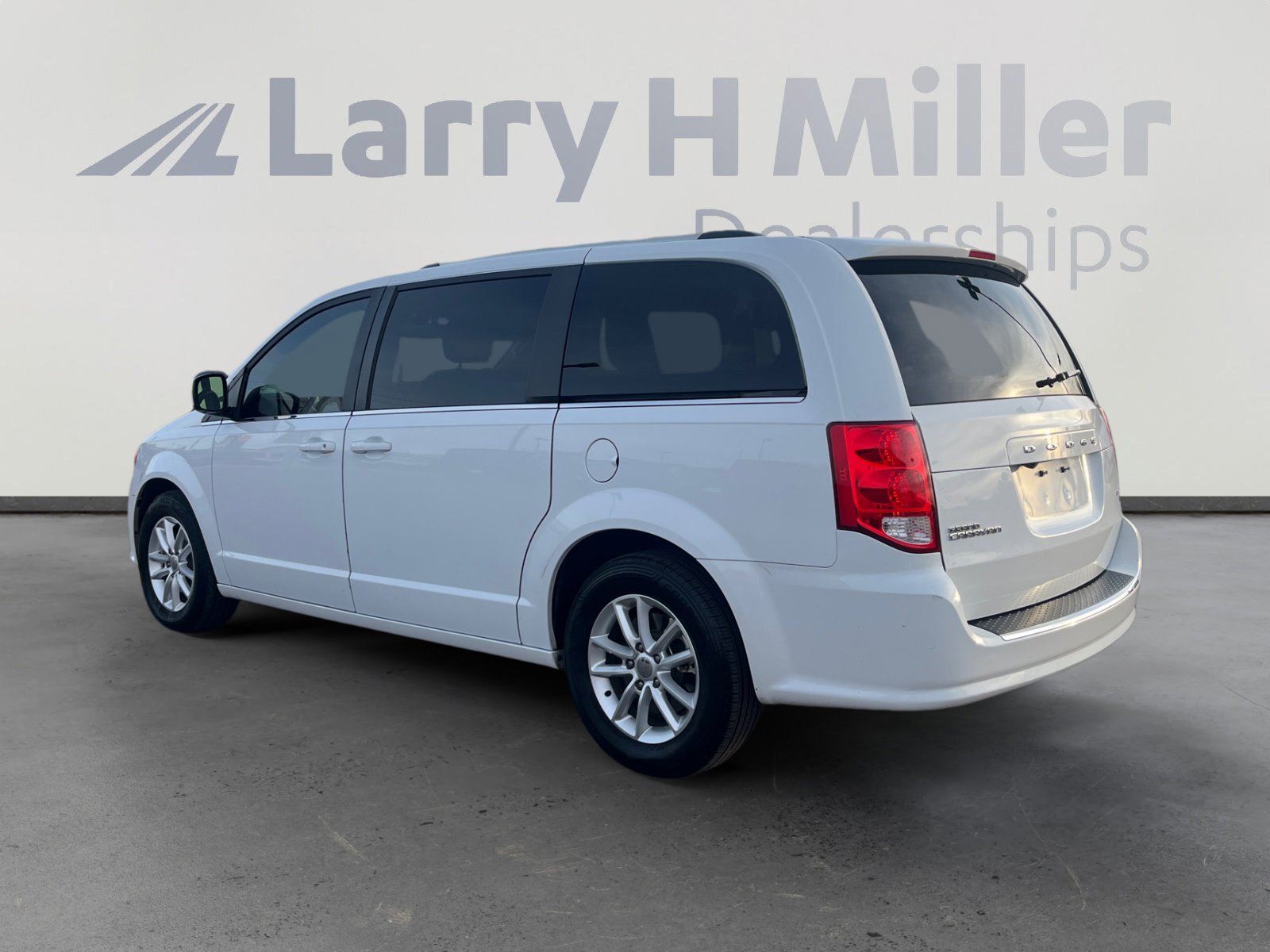 Used 2018 Dodge Grand Caravan SXT w/ Driver Convenience Group image 3