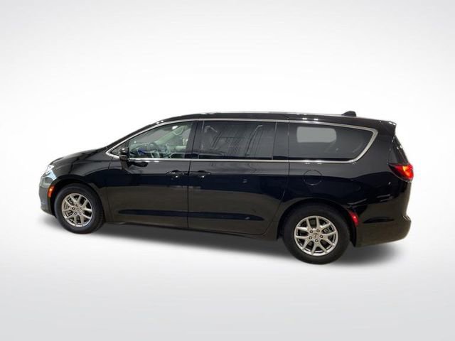 Used 2024 Chrysler Pacifica Touring-L image 3