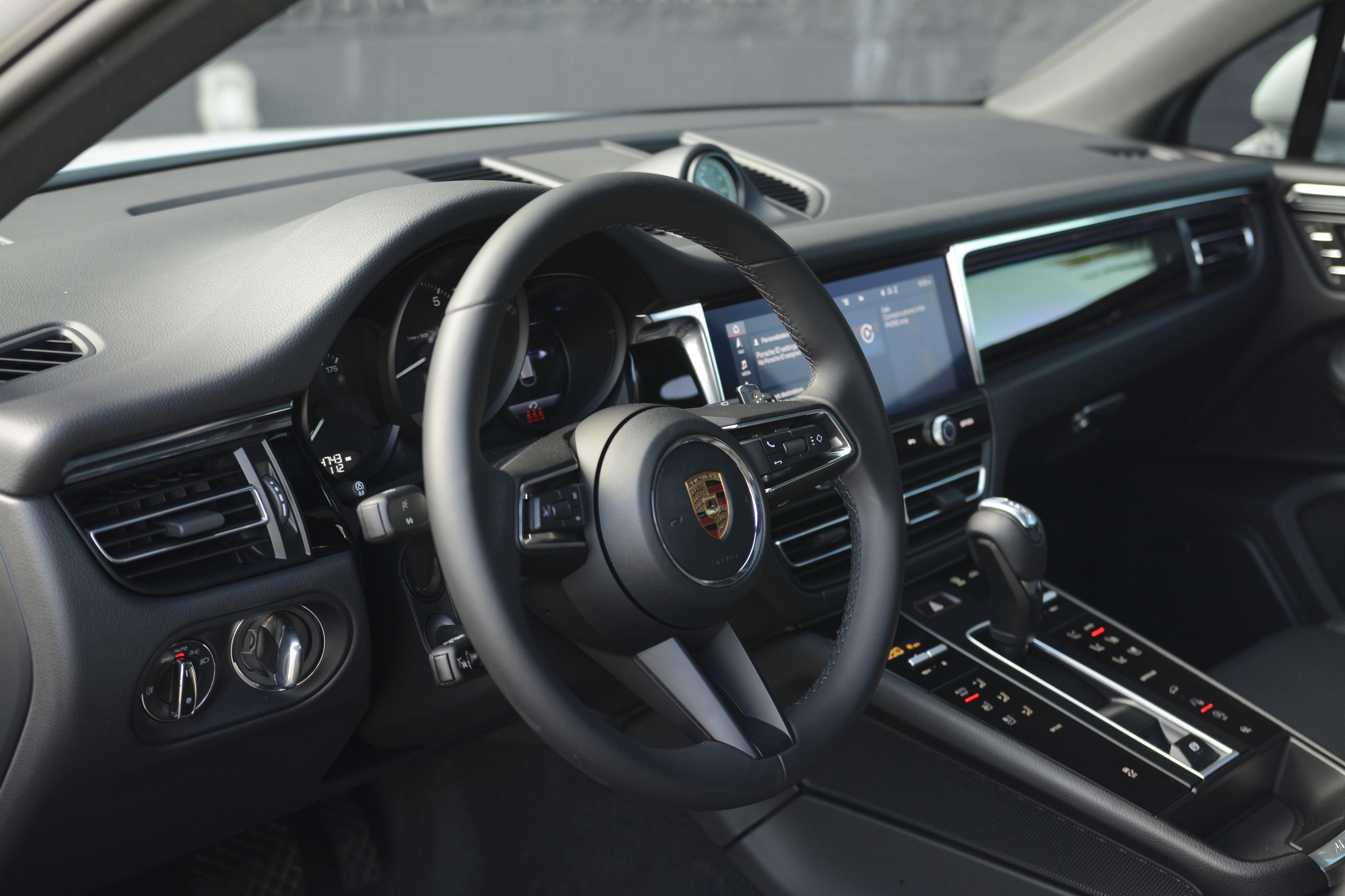 Certified 2026 Porsche Macan AWD/4WD image 4