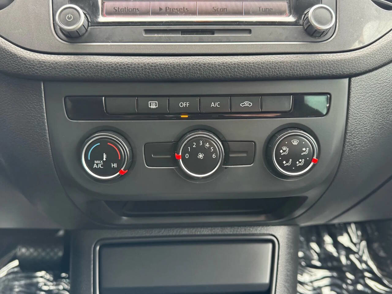 Used 2013 Volkswagen Tiguan S image 17