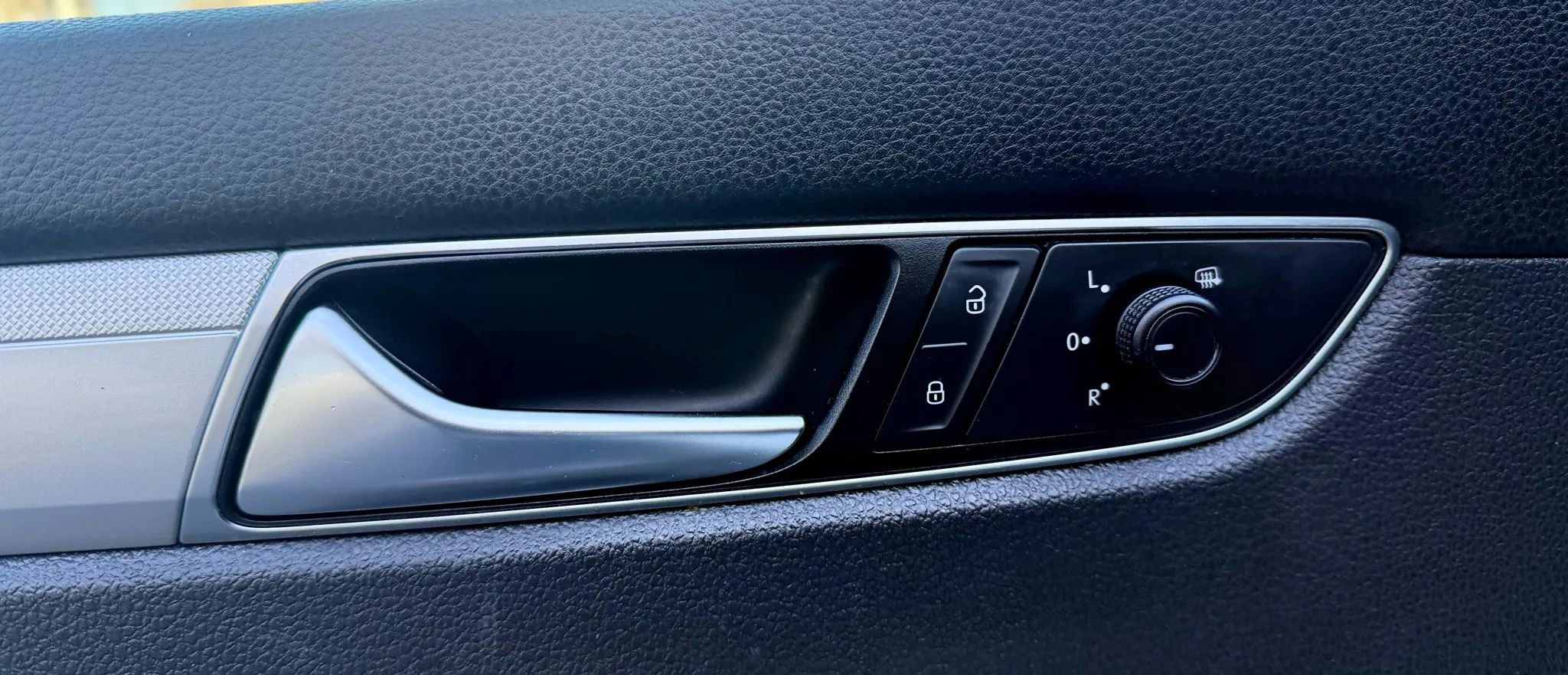 Used 2019 Volkswagen Passat 2.0T Wolfsburg w/ Wheels & Sunroof Package image 25