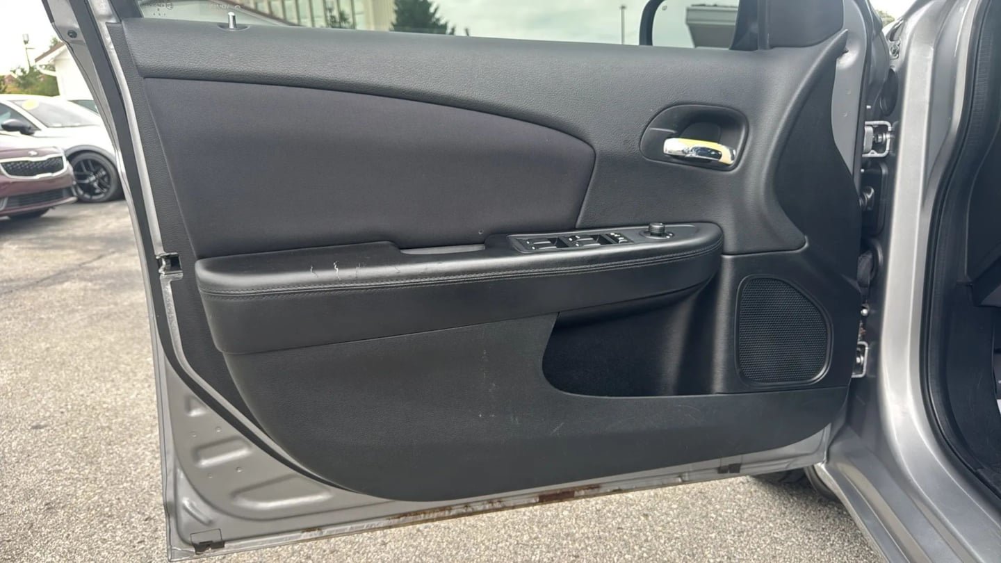 Used 2013 Chrysler 200 Touring w/ S Exterior Appearance Pkg FWD image 9