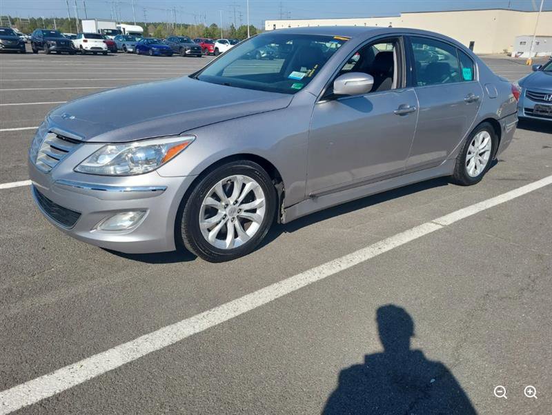 Used 2013 Hyundai Genesis 3.8 RWD image 3