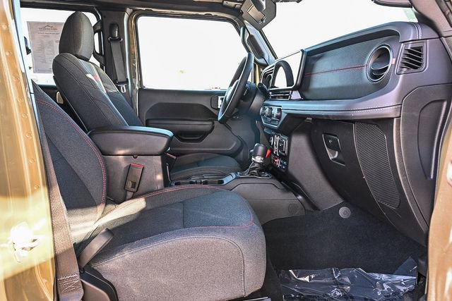Used 2025 Jeep Wrangler Unlimited Rubicon w/ Convenience Group image 16