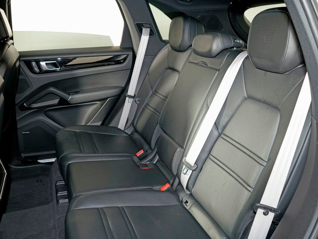 Certified 2022 Porsche Cayenne Platinum Edition image 32