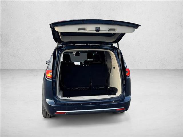 Used 2023 Chrysler Pacifica Limited w/ Uconnect Theater Family Group image 7