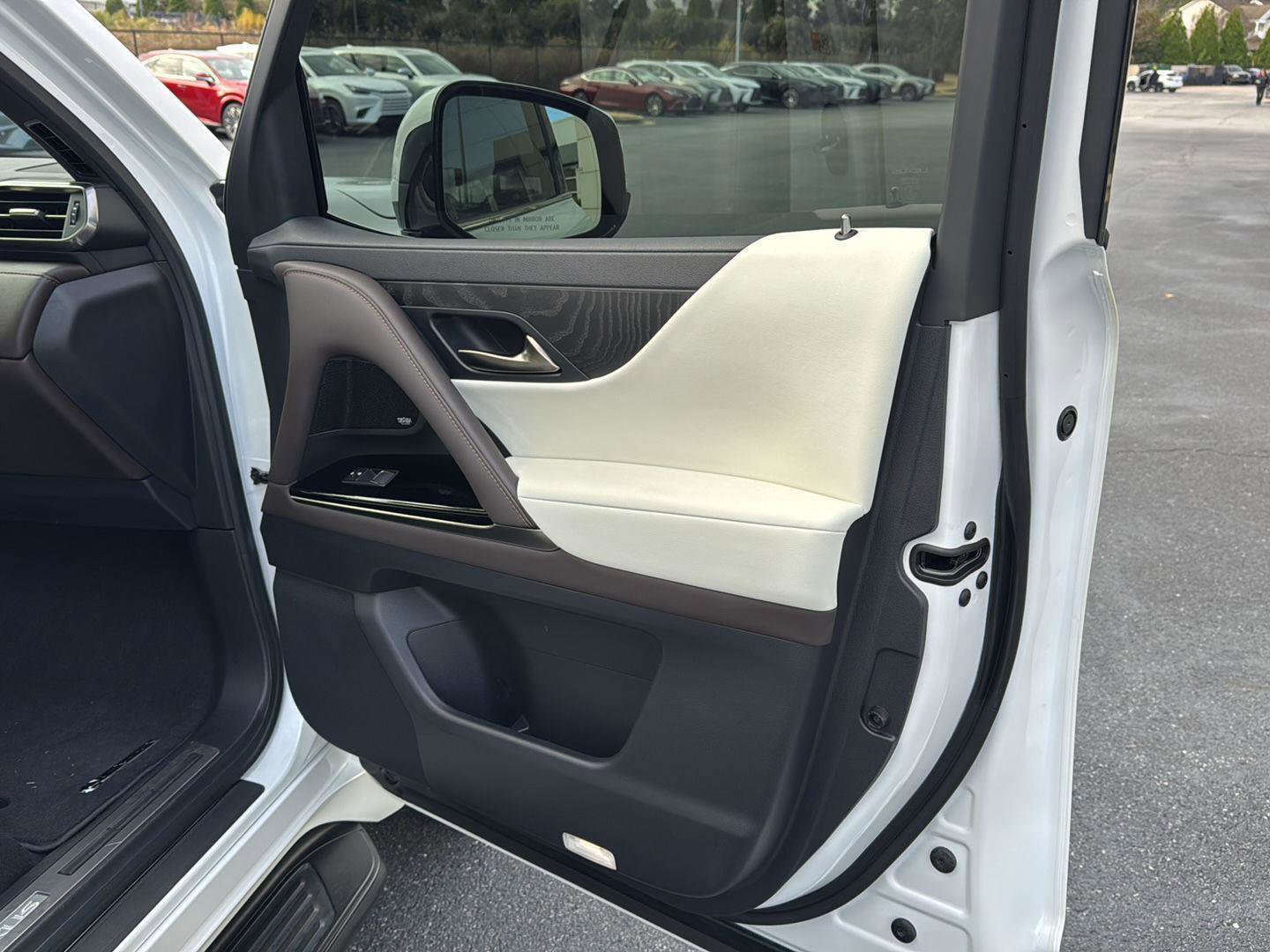 Used 2023 Lexus LX 600 4WD w/ Luxury Package image 12