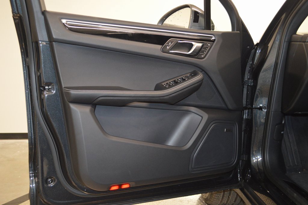 Used 2025 Porsche Macan image 17