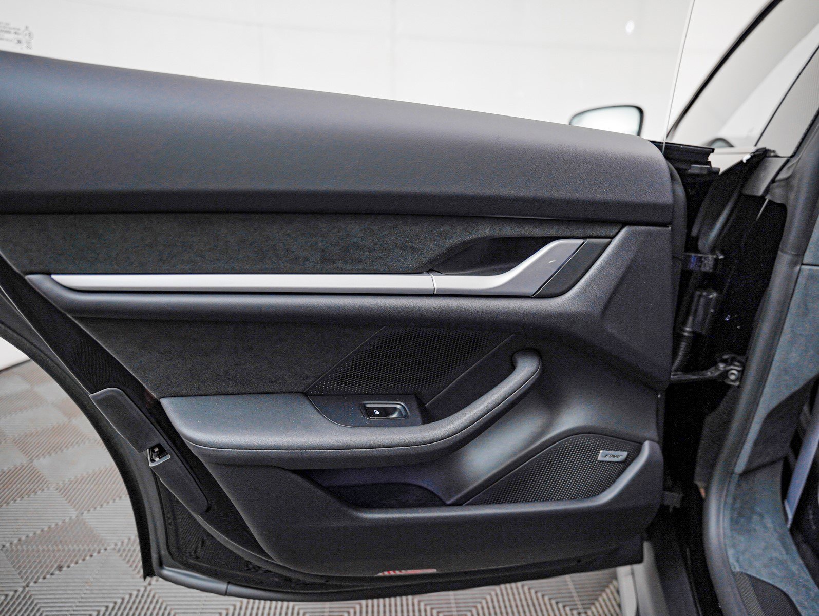 Used 2025 Porsche Taycan Turbo GT image 30