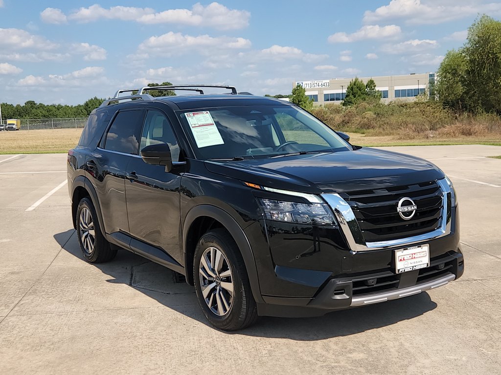 Used 2025 Nissan Pathfinder SL AWD/4WD image 3