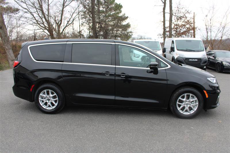 Used 2024 Chrysler Pacifica Touring image 9