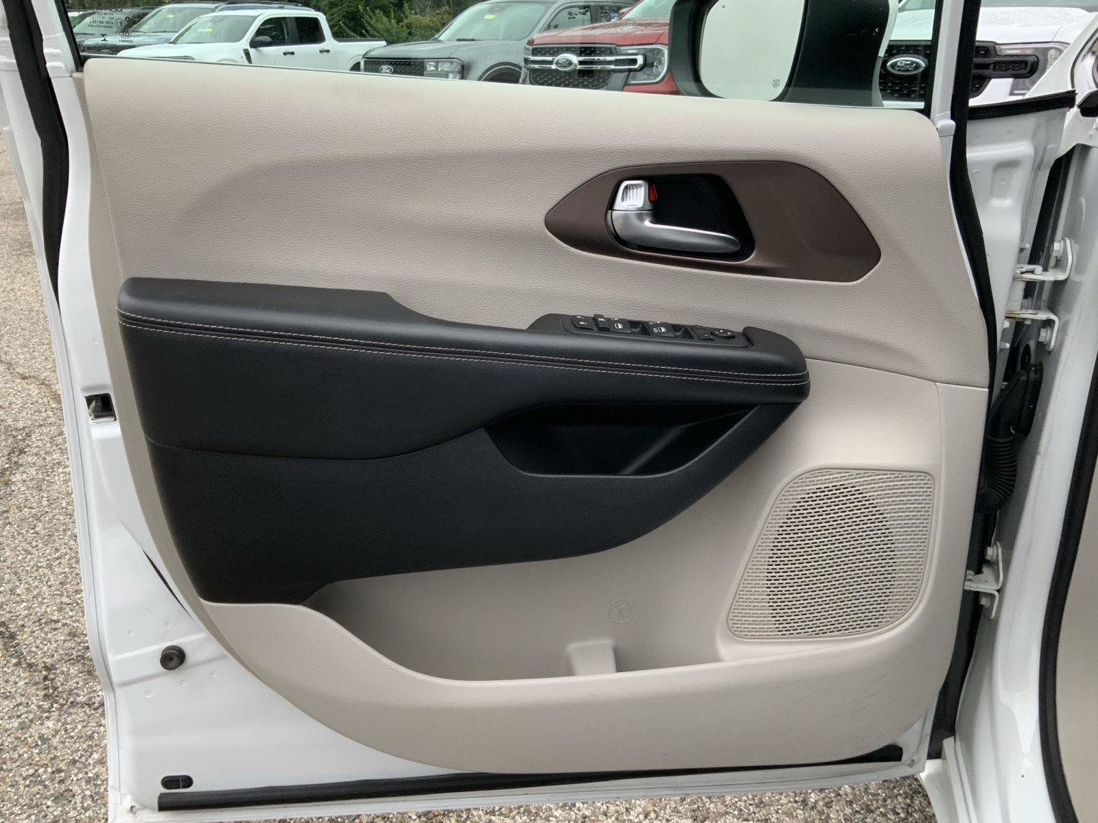 Used 2020 Chrysler Voyager Lxi FWD image 18