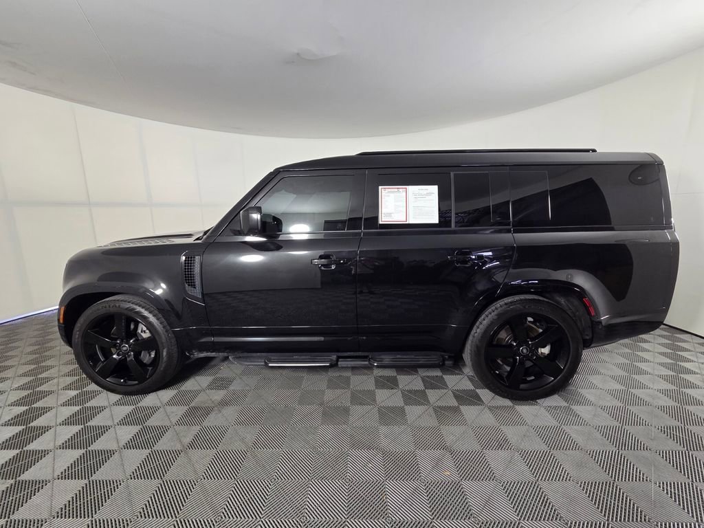 Used 2025 Land Rover Defender 130 X-Dynamic SE image 9
