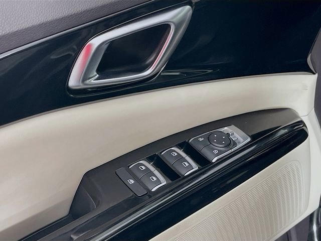 Used 2024 Kia Carnival EX image 19