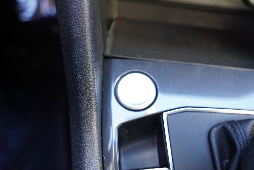 Used 2021 Volkswagen Tiguan SE w/ Panoramic Sunroof Package image 29