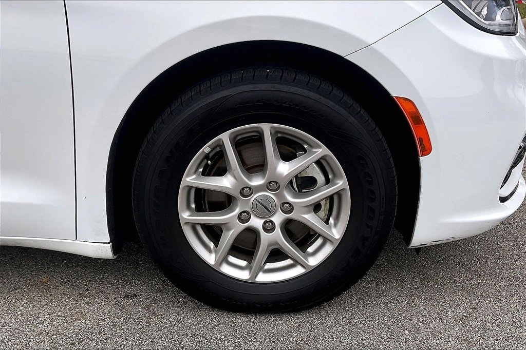 Used 2024 Chrysler Pacifica Touring-L image 5