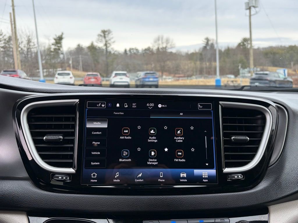 Used 2024 Chrysler Pacifica Touring-L image 14