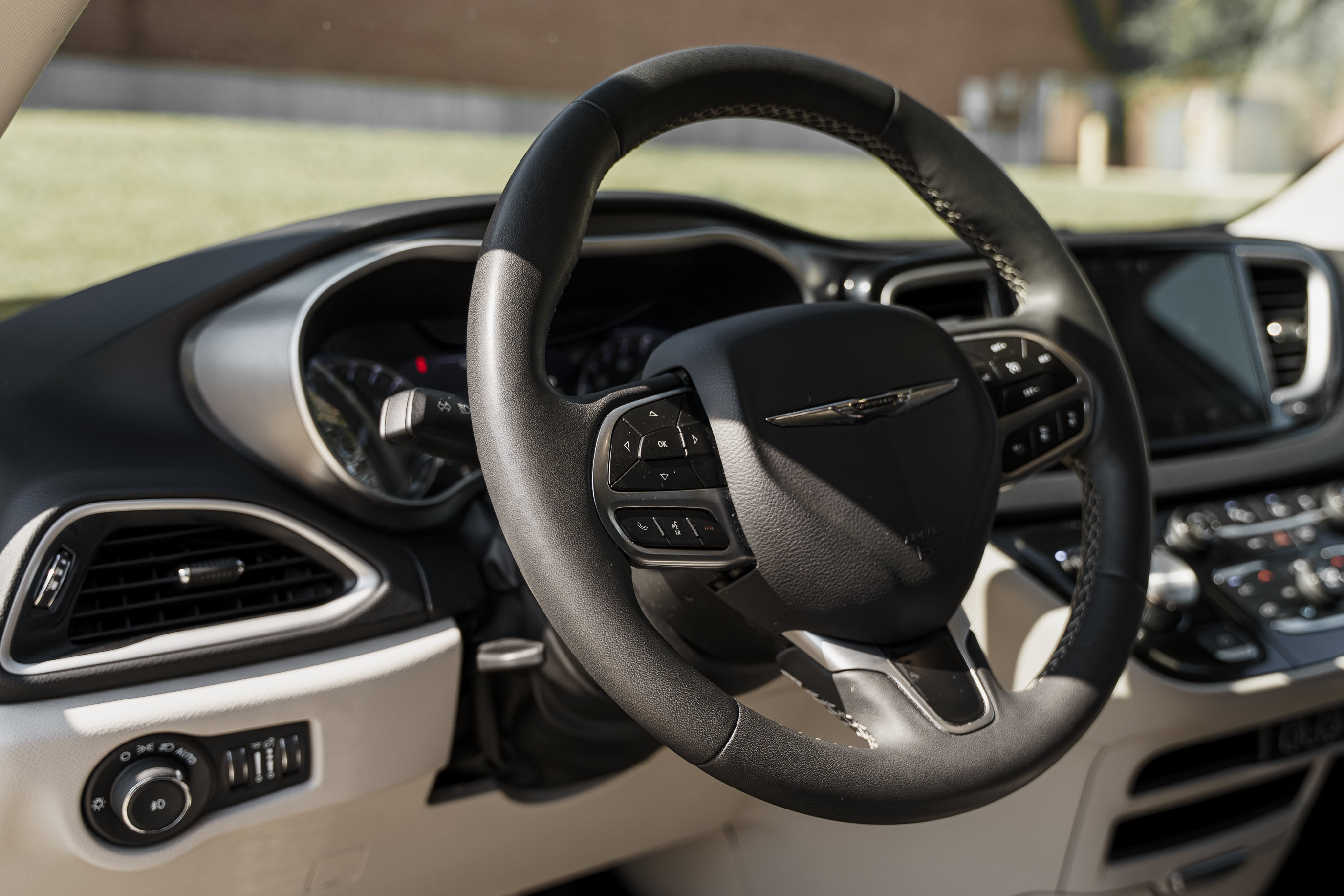 Used 2024 Chrysler Pacifica Touring-L FWD image 10