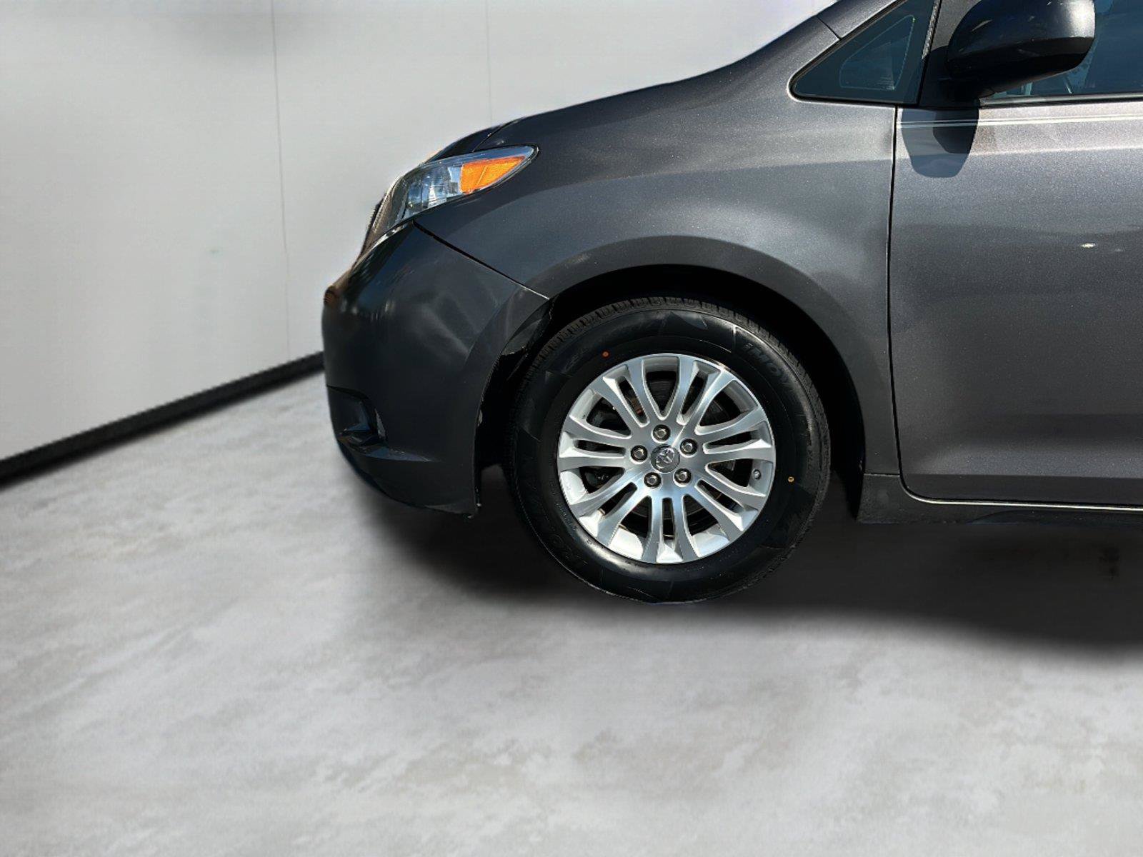 Used 2017 Toyota Sienna XLE w/ XLE Navigation Package FWD image 27