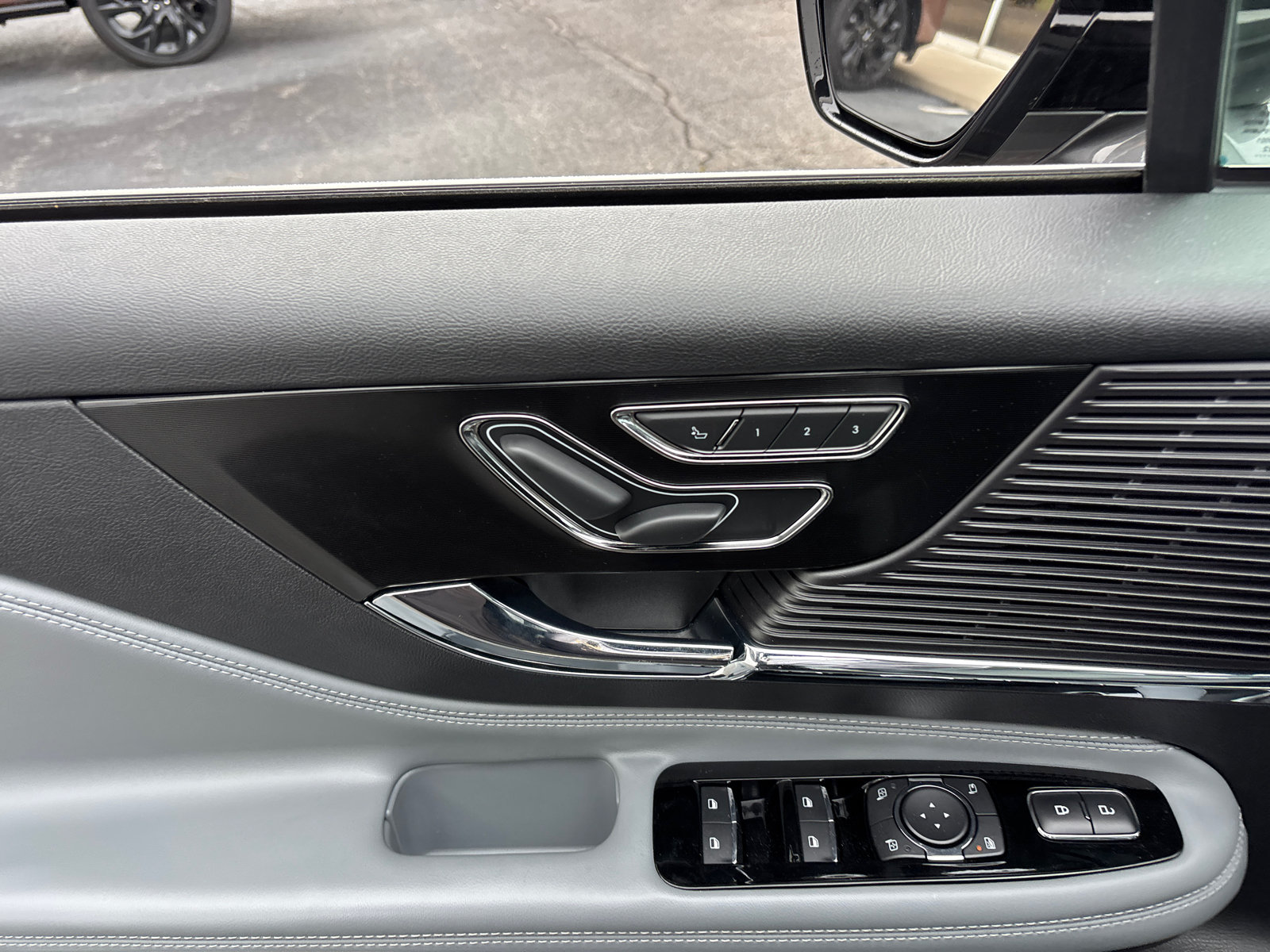 Certified 2022 Lincoln Corsair AWD w/ Premium Package image 12
