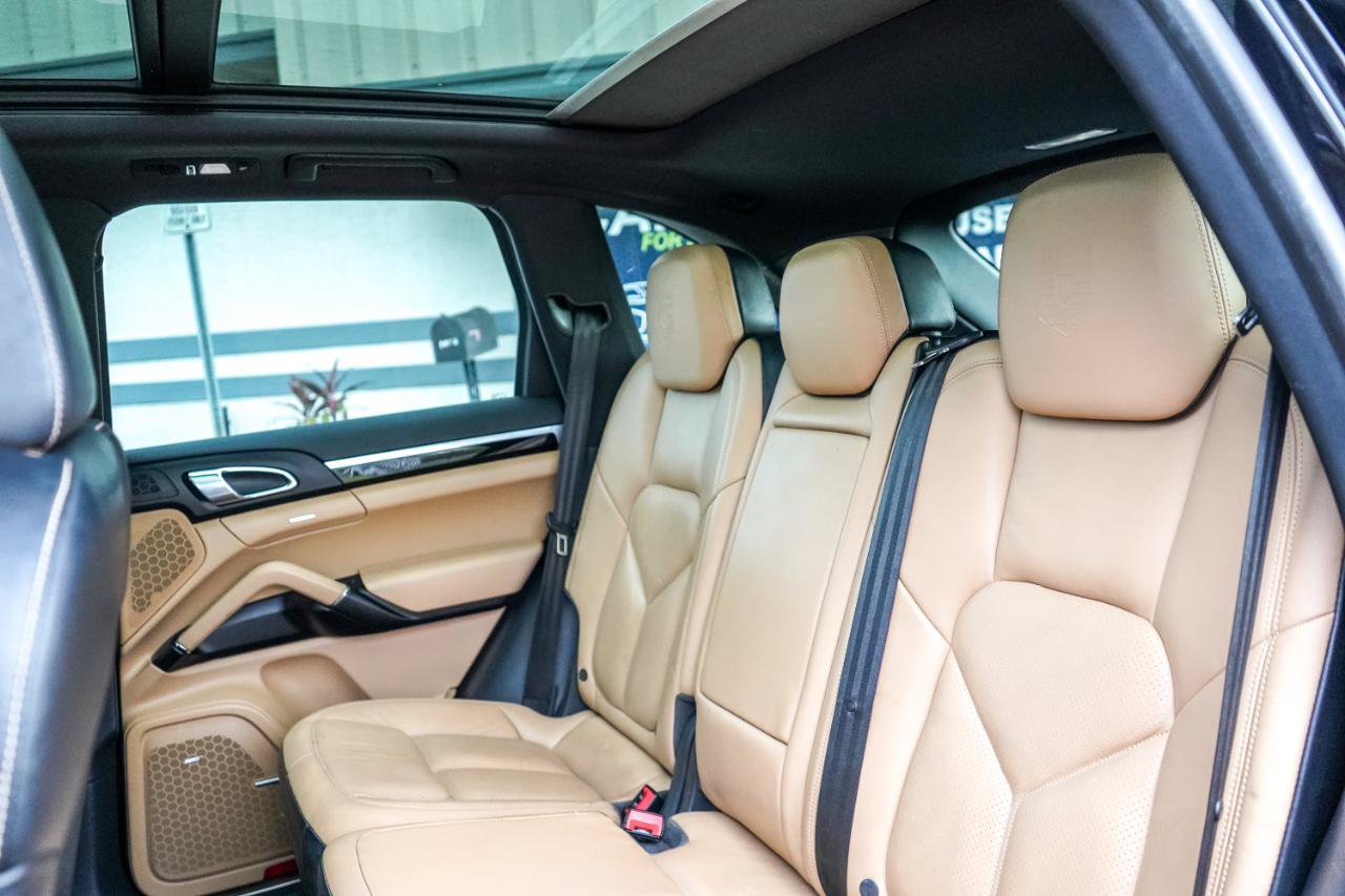 Used 2018 Porsche Cayenne Platinum Edition w/ Premium Package AWD/4WD image 26