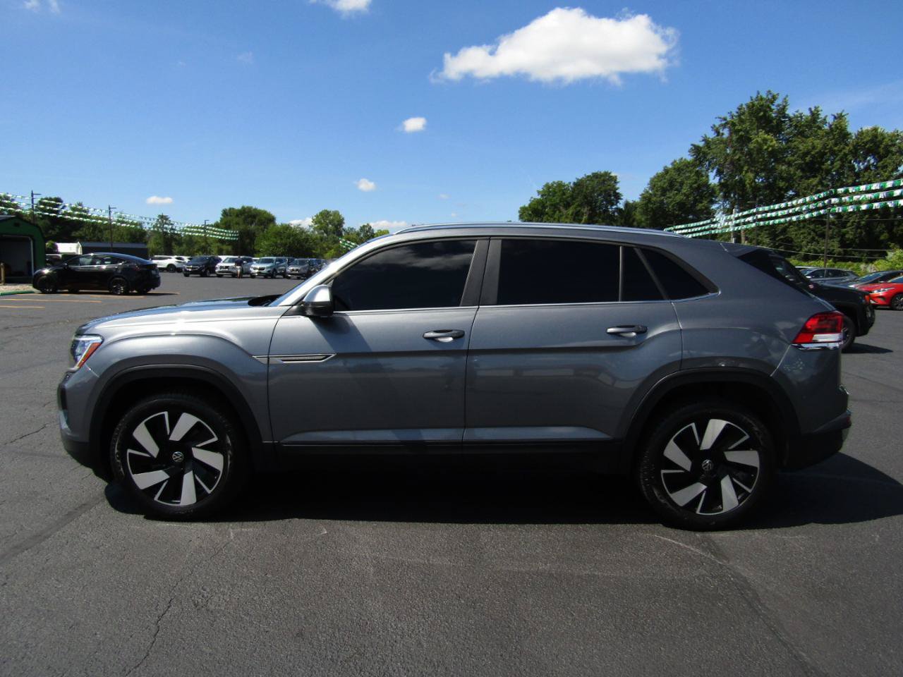 Used 2024 Volkswagen Atlas Cross Sport SE AWD/4WD image 4