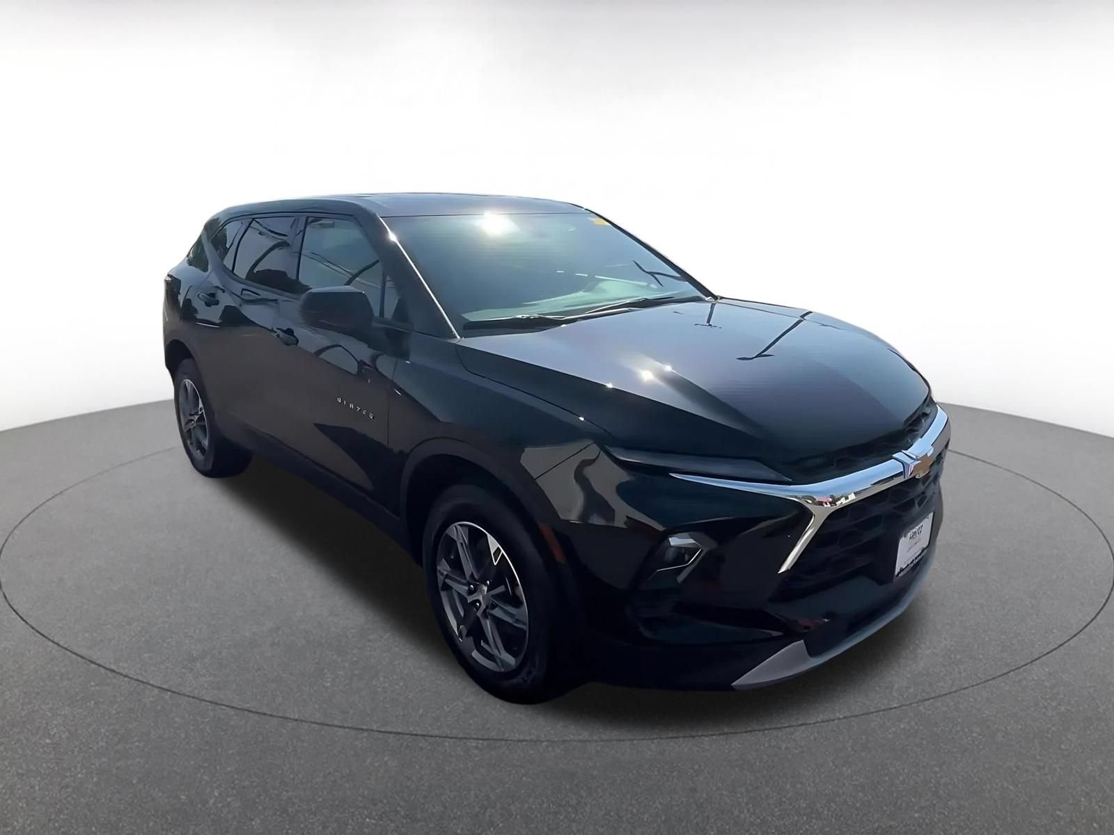 Used 2026 Chevrolet Blazer LT FWD image 2