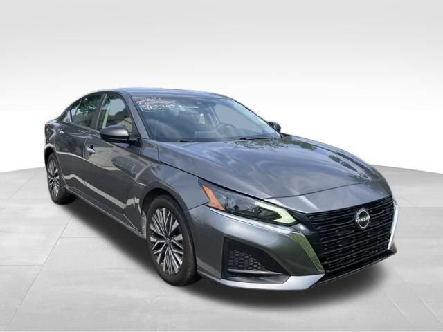 Used 2024 Nissan Altima 2.5 SV FWD image 3