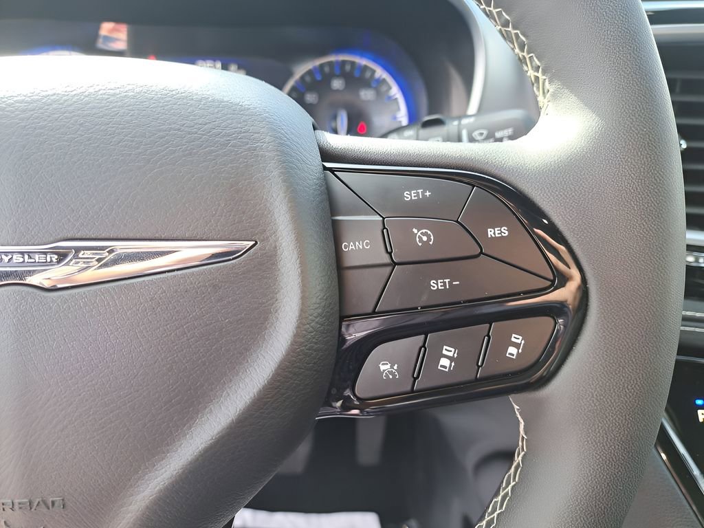 Used 2025 Chrysler Pacifica Limited image 19