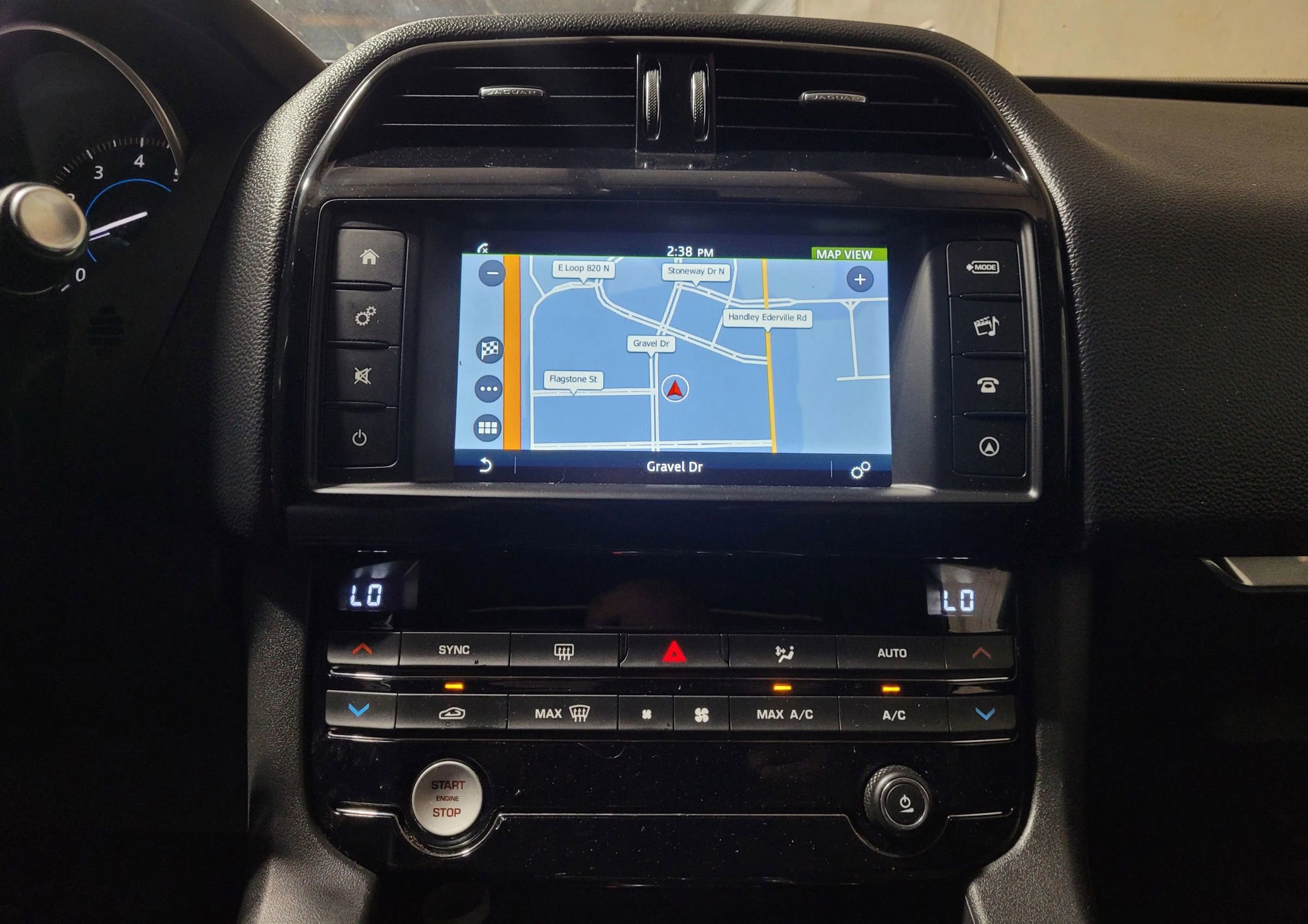 Used 2018 Jaguar F-PACE image 24