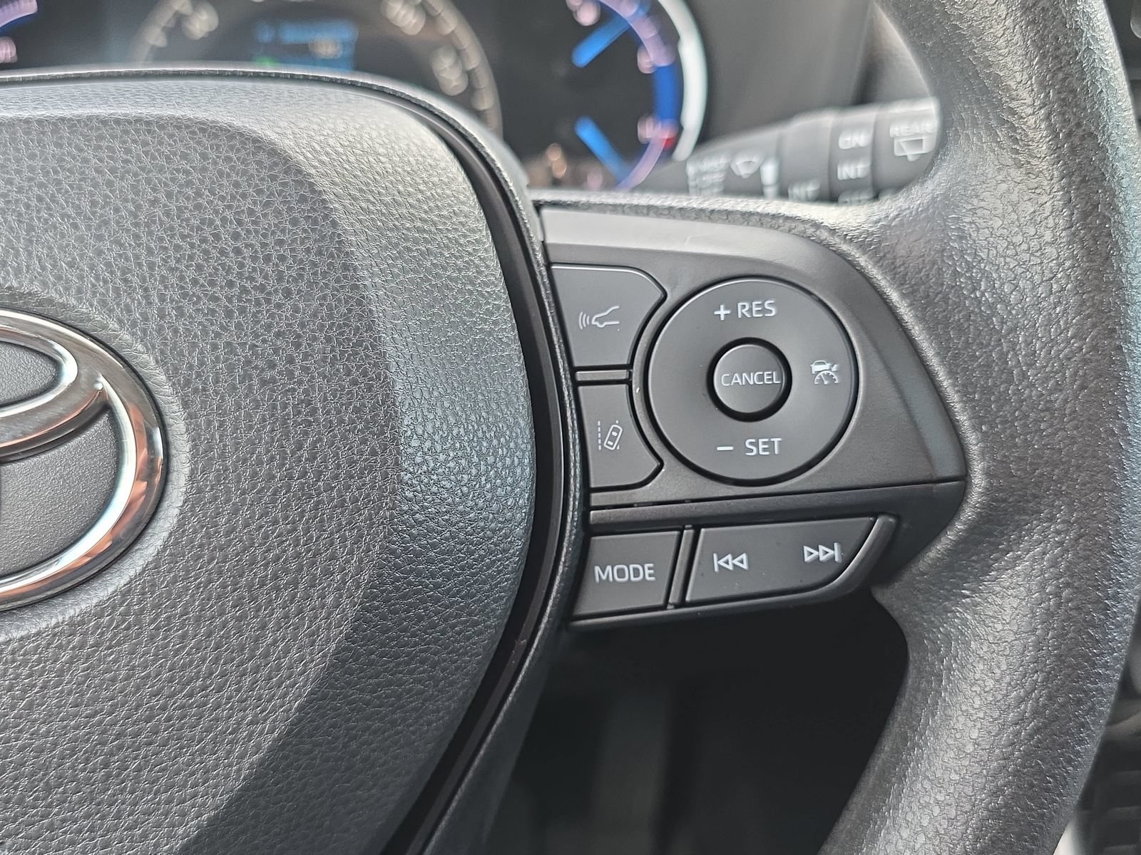 Used 2025 Toyota RAV4 XLE AWD/4WD image 17