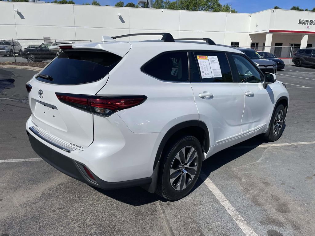 Used 2023 Toyota Highlander XLE AWD/4WD image 9