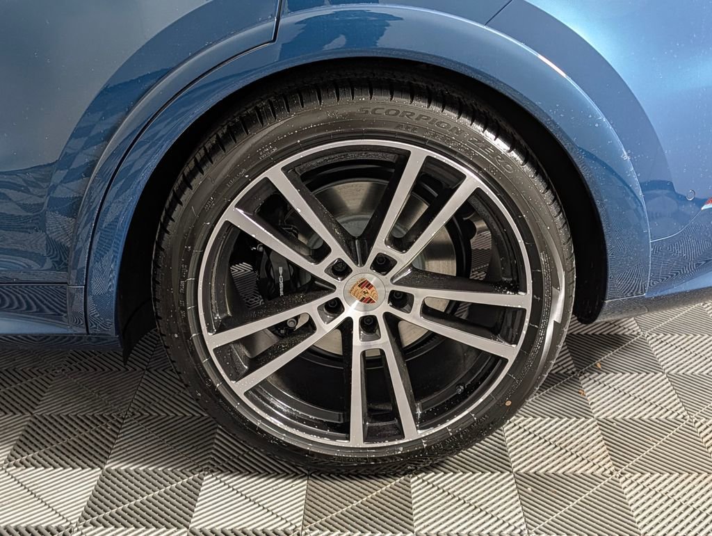 New 2026 Porsche Cayenne GTS image 12