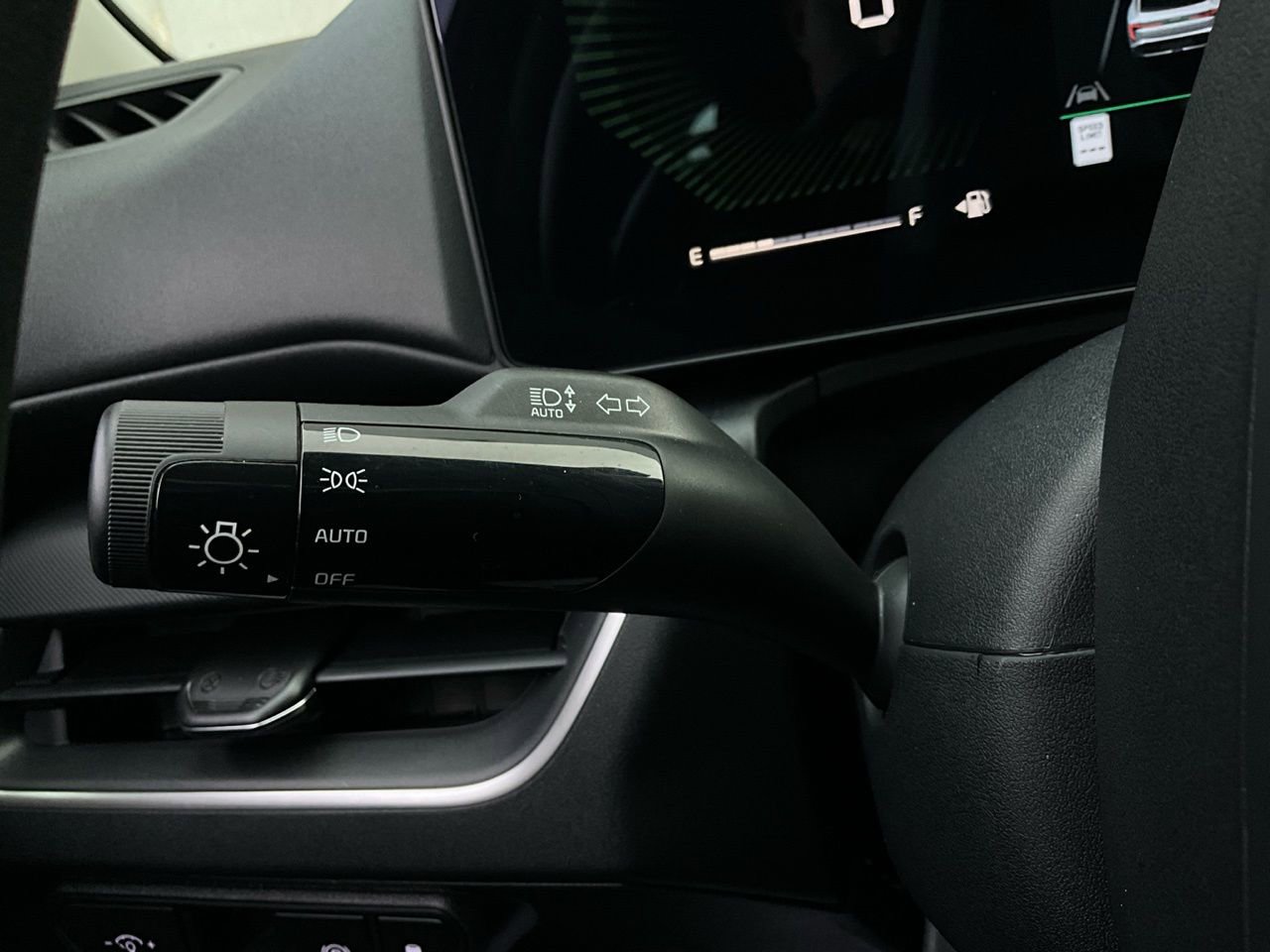 Used 2025 Kia K4 LXS image 36