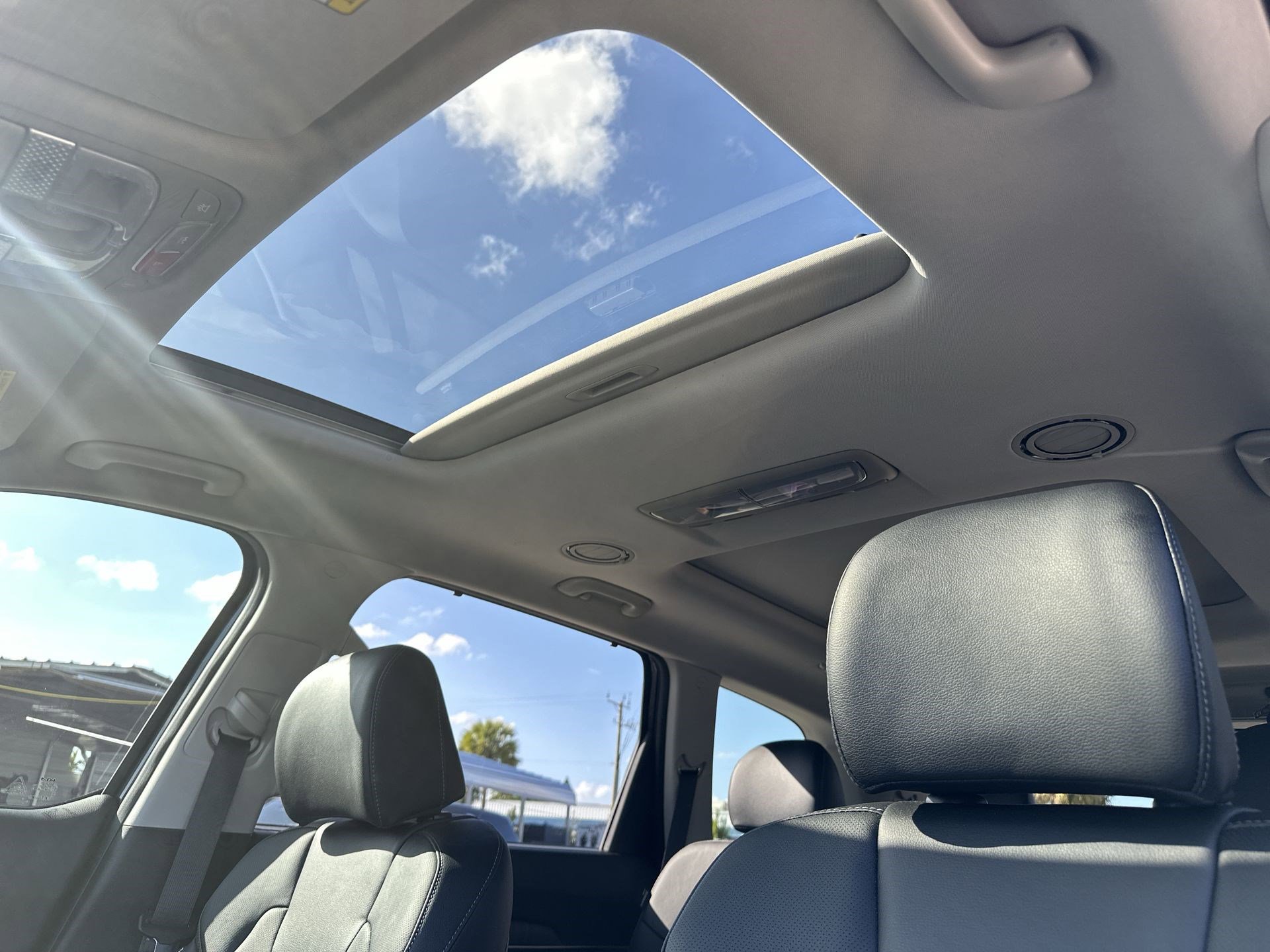 Used 2025 Kia Telluride SX w/ SX Captain's Chair Package image 16