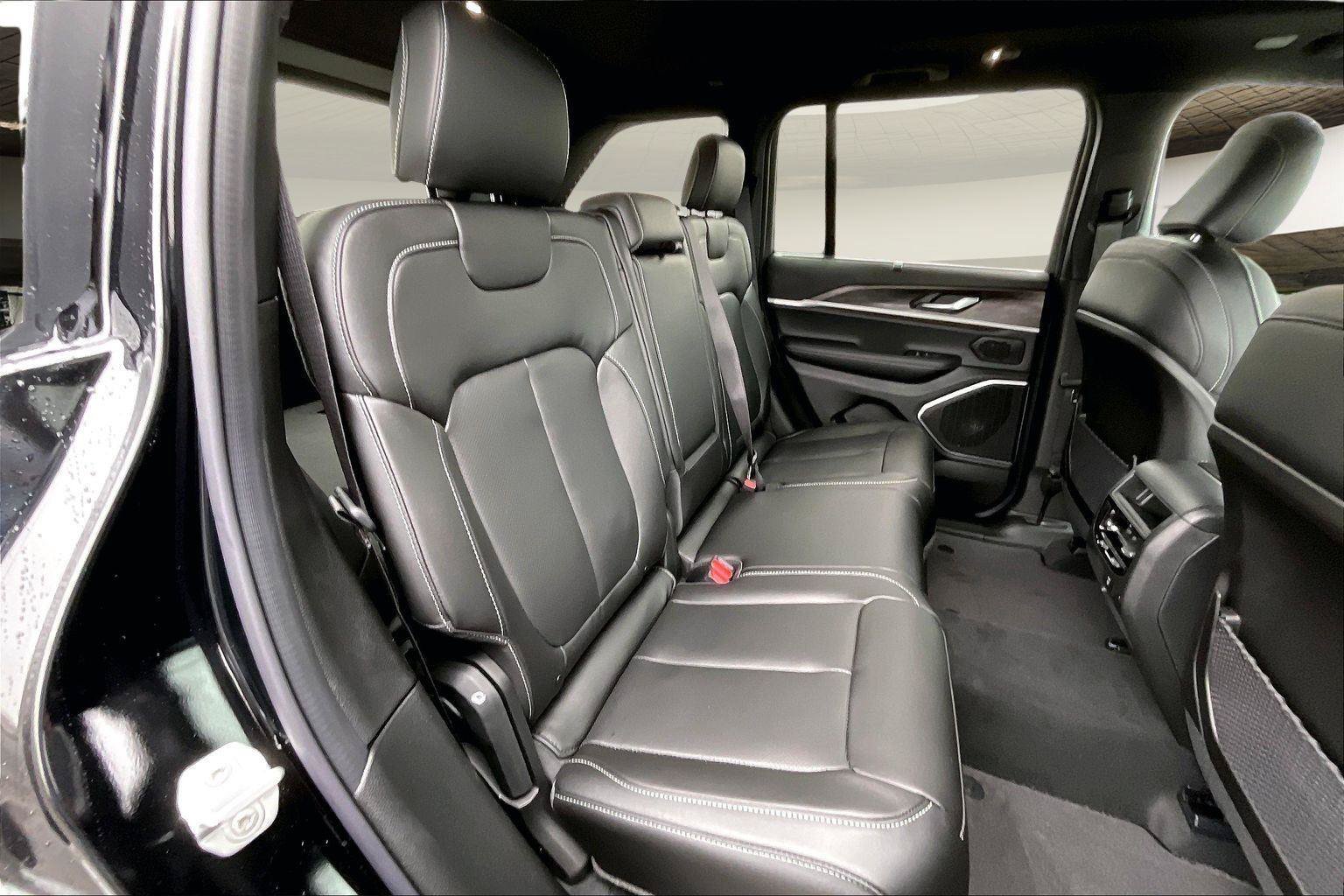 New 2025 Jeep Grand Cherokee Limited w/ Luxury Tech Group II AWD/4WD image 9