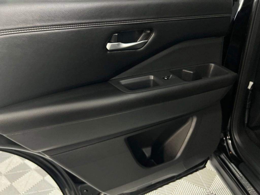 Used 2024 Nissan Pathfinder Platinum image 30