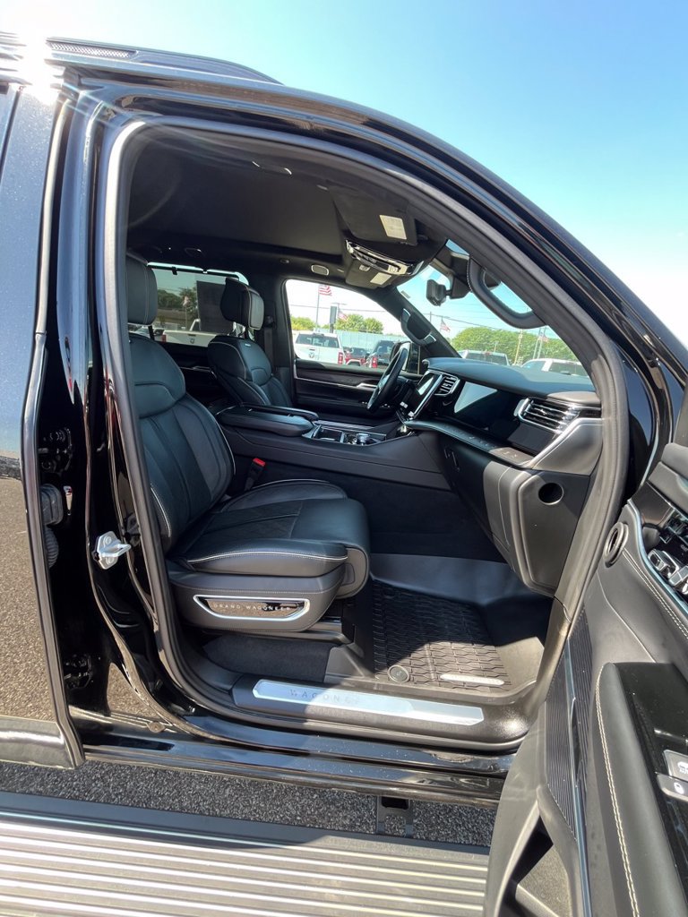 Used 2025 Jeep Grand Wagoneer L Series II Obsidian w/ Quick Order Packagew 28T AWD/4WD image 11