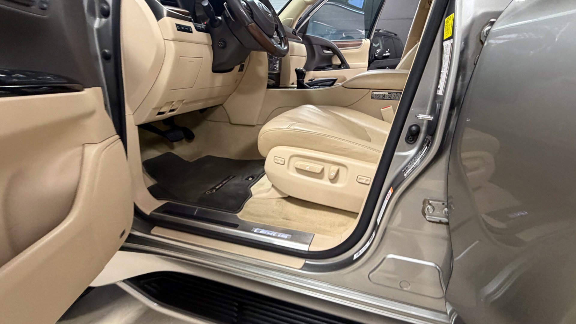 Used 2018 Lexus LX 570 4WD w/ Luxury Package image 24