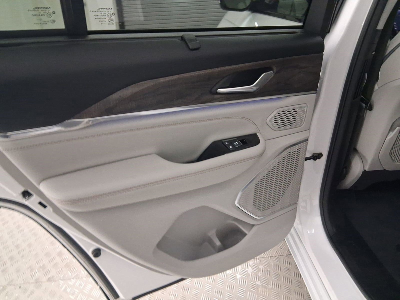 Used 2023 Jeep Grand Cherokee Overland w/ Adv Protech Group III image 22