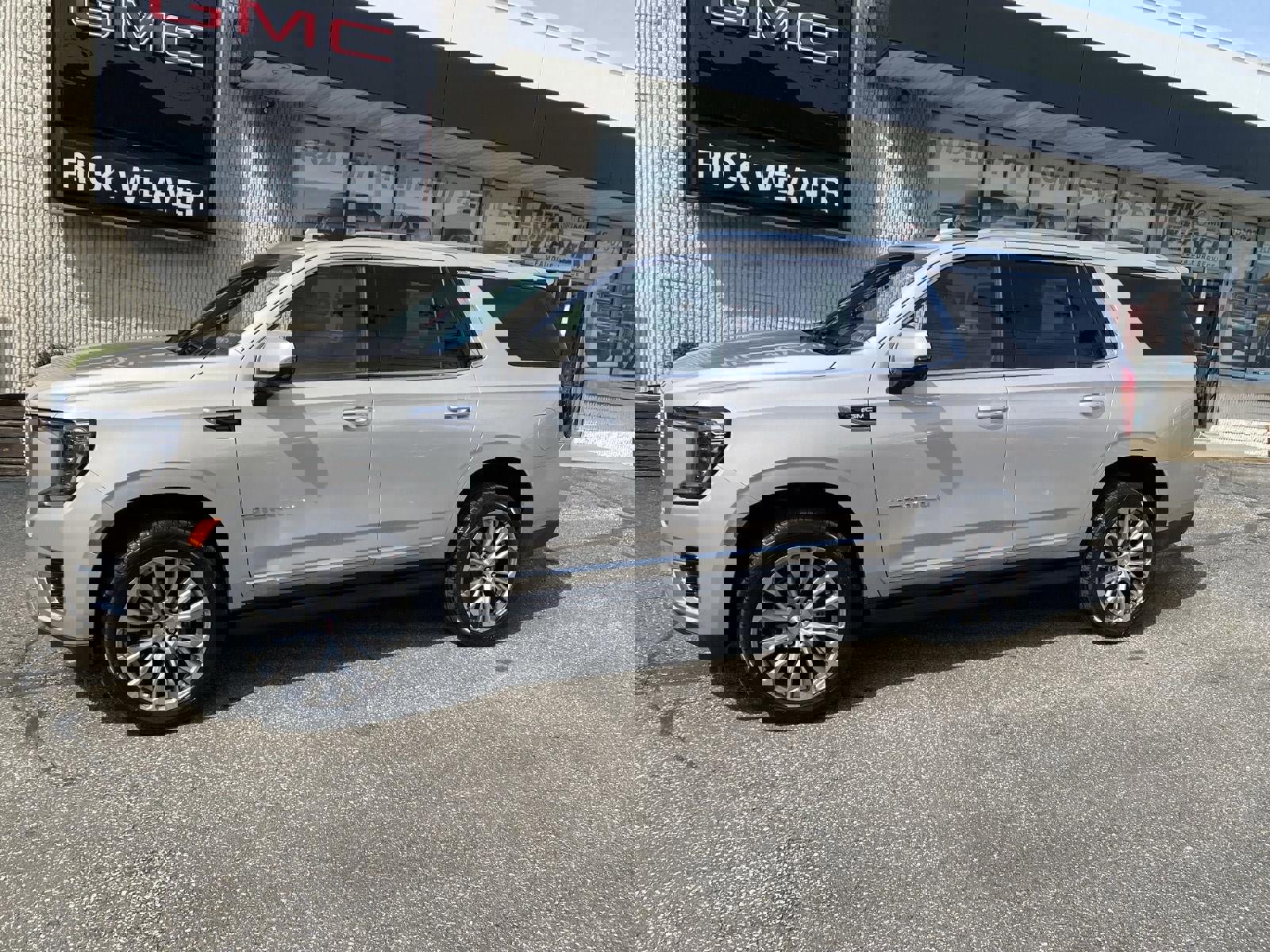 Used 2021 GMC Yukon Denali w/ Denali Premium Package image 3