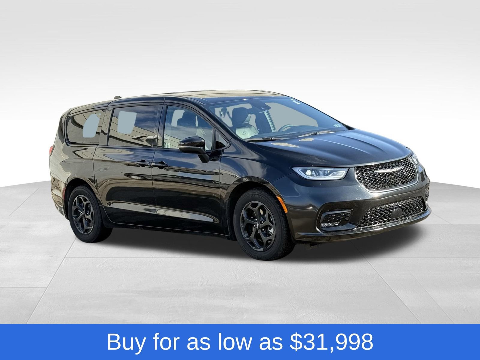 Used 2023 Chrysler Pacifica Touring-L w/ Uconnect Theater Family Group image 7