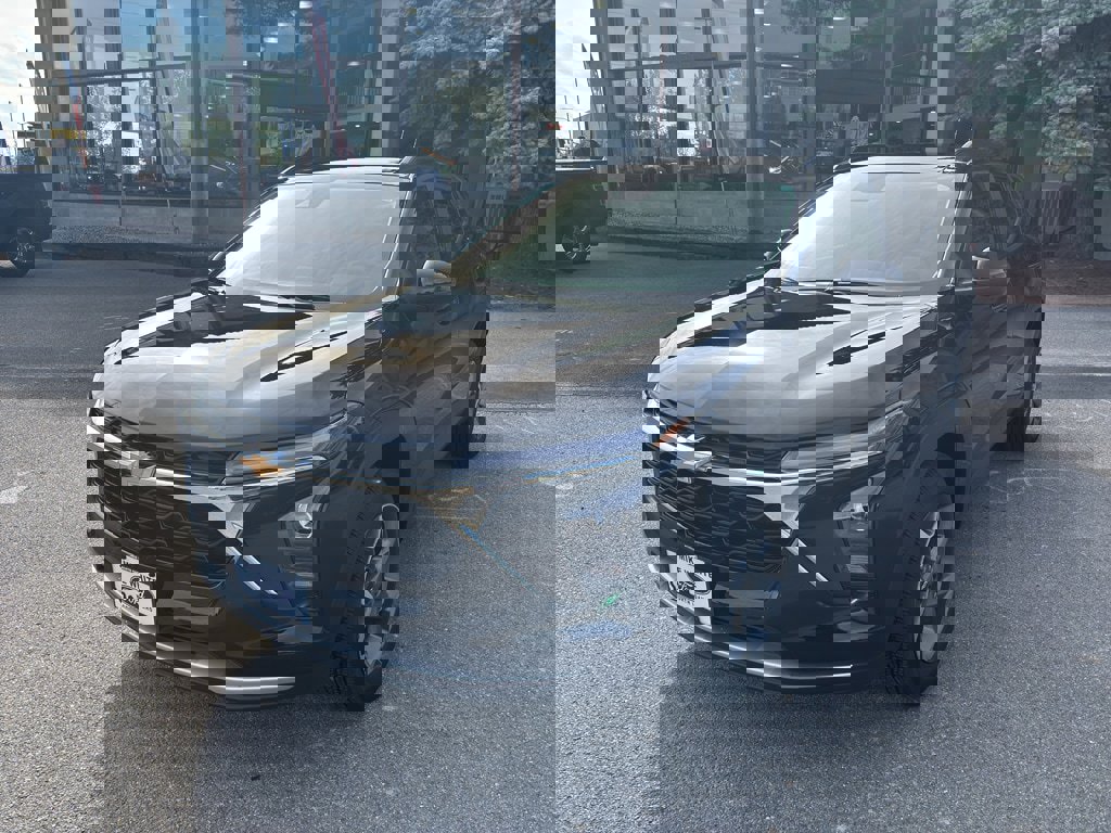 Used 2025 Chevrolet Trax LT w/ Driver Confidence Package image 3