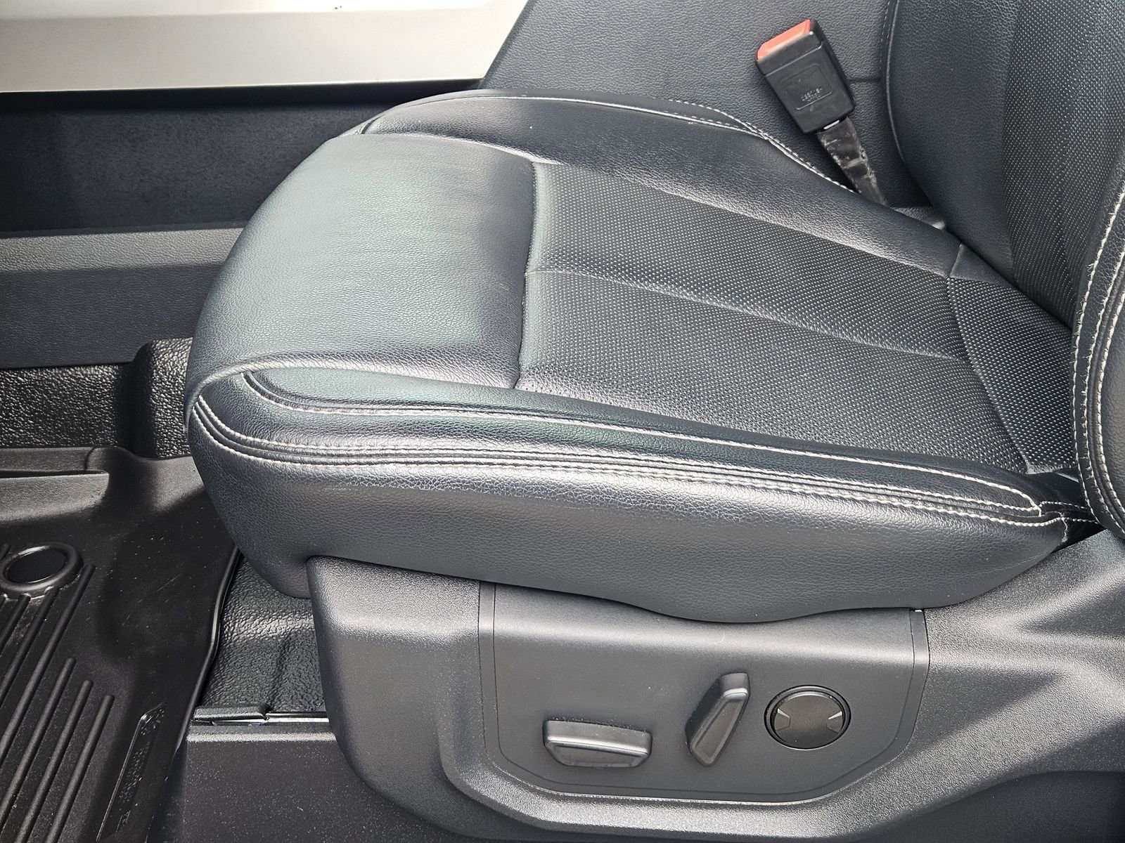 Used 2022 Ford F350 Lariat w/ Chrome Package image 31