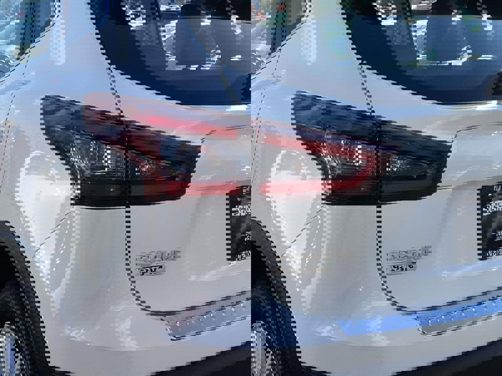 Used 2022 Nissan Rogue Sport SV w/ Technology Package image 9