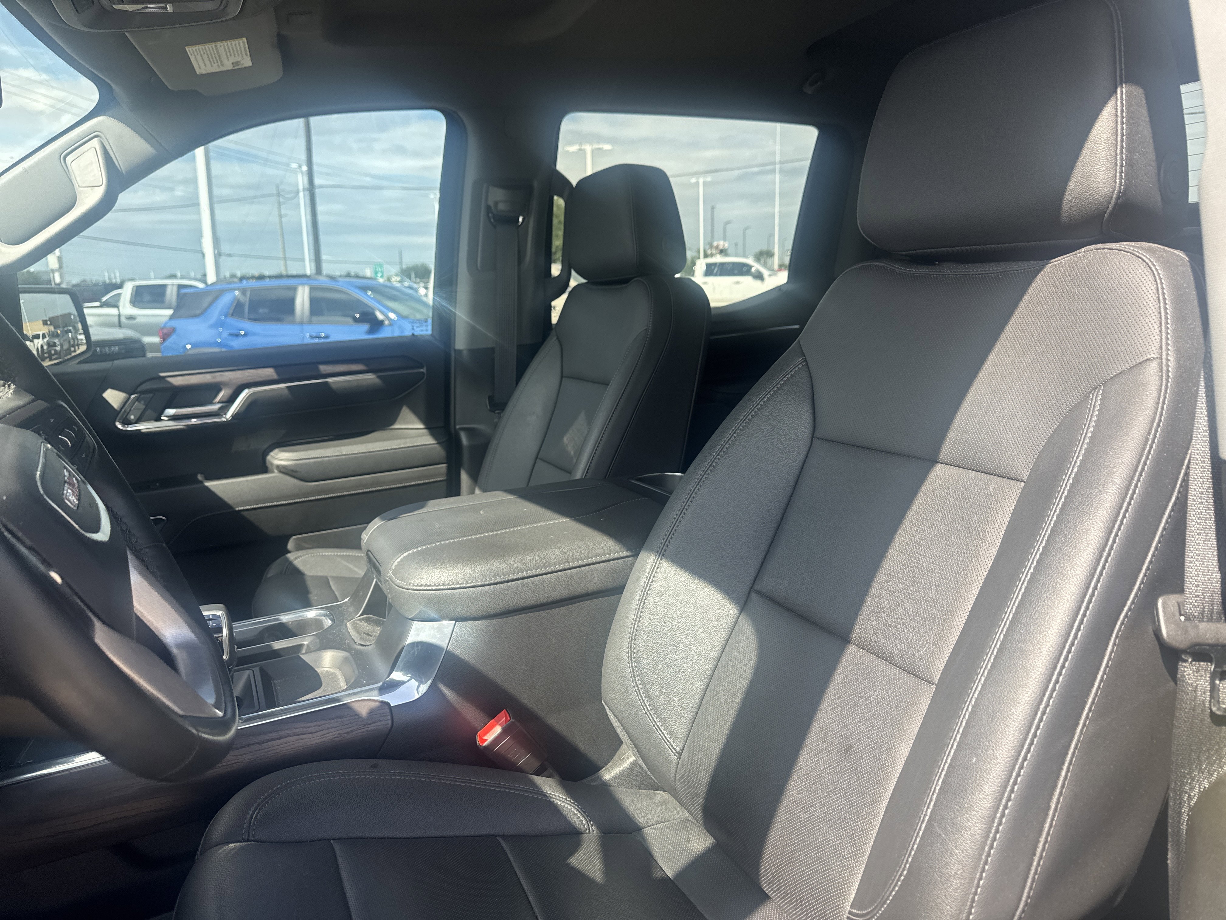 Used 2023 GMC Sierra 1500 SLT image 1