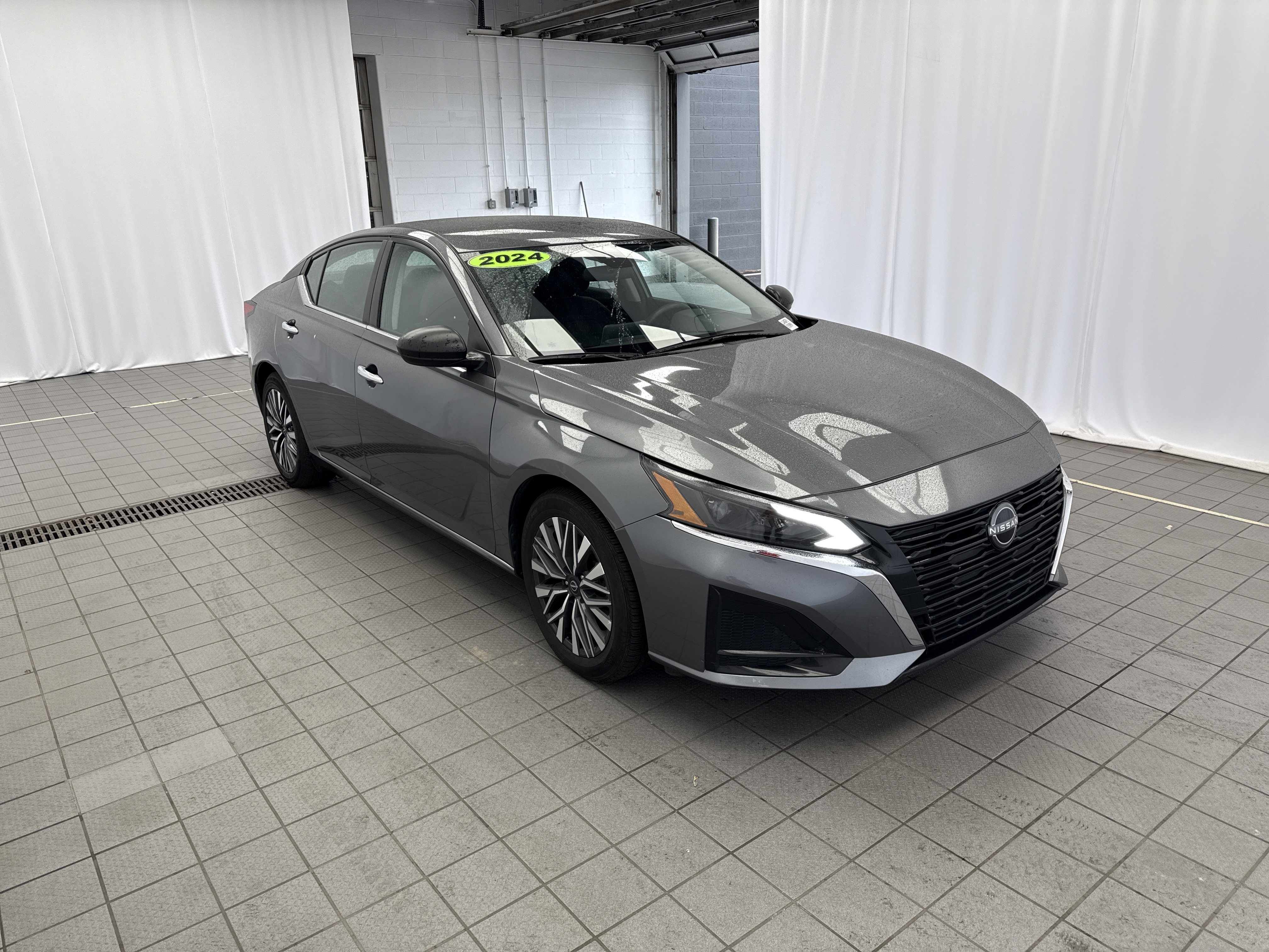 Used 2024 Nissan Altima 2.5 SV image 3